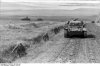 bundesarchiv_bild_101i-187-0234-15a_russland_panzer_und_soldaten_auf_strae