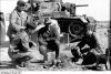 bundesarchiv_bild_101i-783-0150-20_nordafrika_offiziere_bei_besprechung_panzer