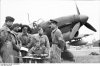 Bundesarchiv Bild 101I-383-0338-03, Frankreich, Piloten bei Lagebesprechung vor Ju 87